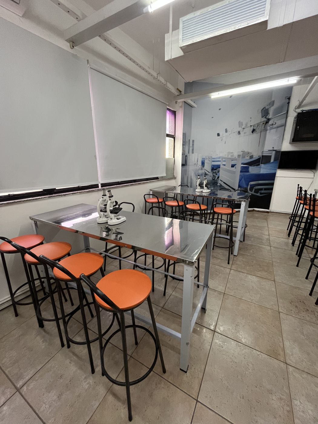 Laboratório com microscópios